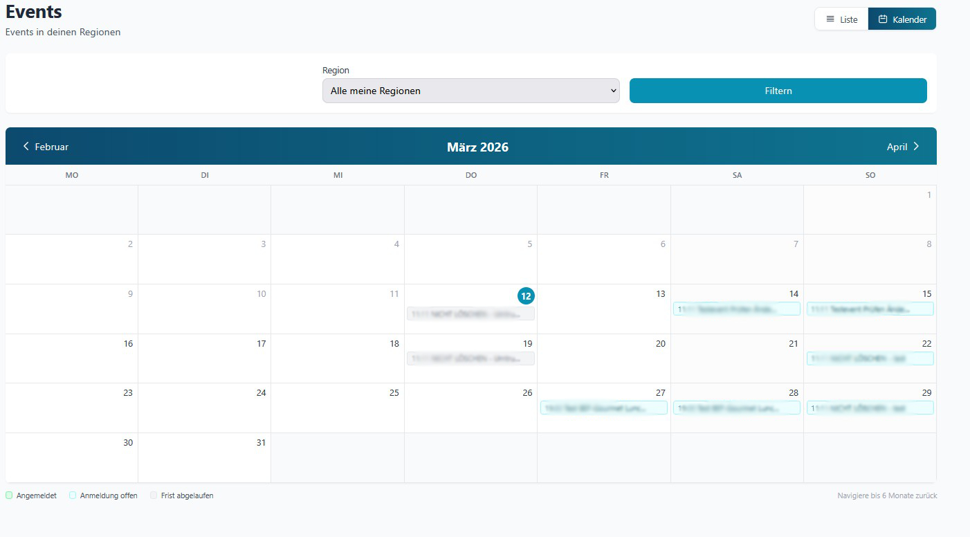 Kalenderansicht mit farbigen Event-Chips im Monatsraster